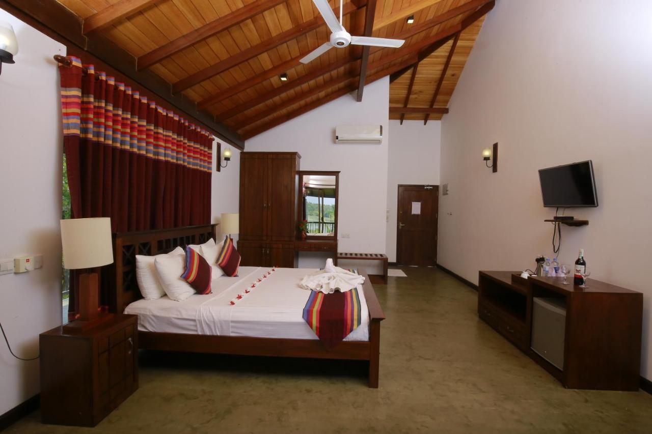 Diya Dahara Lake Resort Tissamaharama Extérieur photo