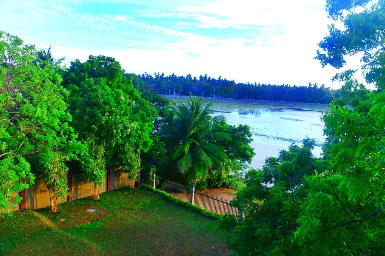 Diya Dahara Lake Resort Tissamaharama Extérieur photo