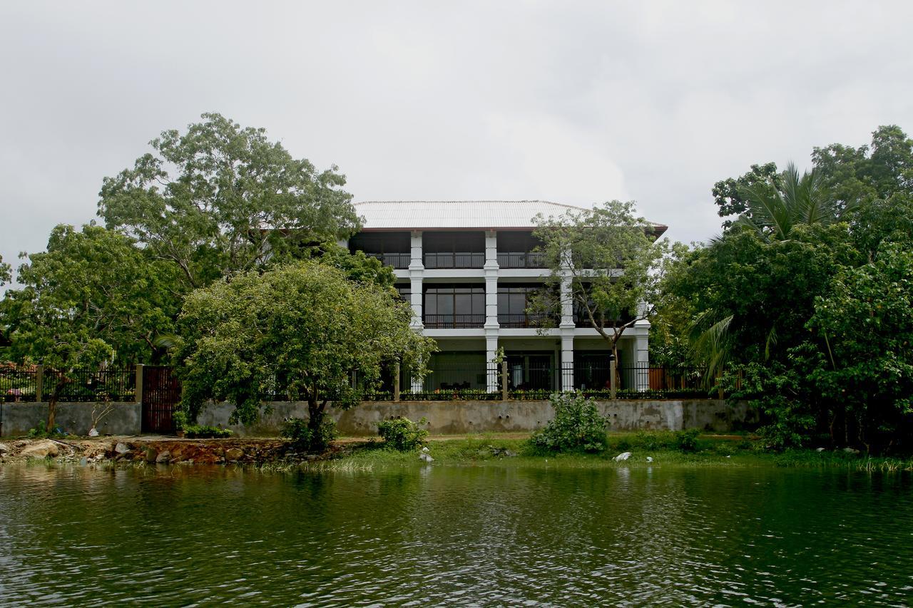 Diya Dahara Lake Resort Tissamaharama Extérieur photo