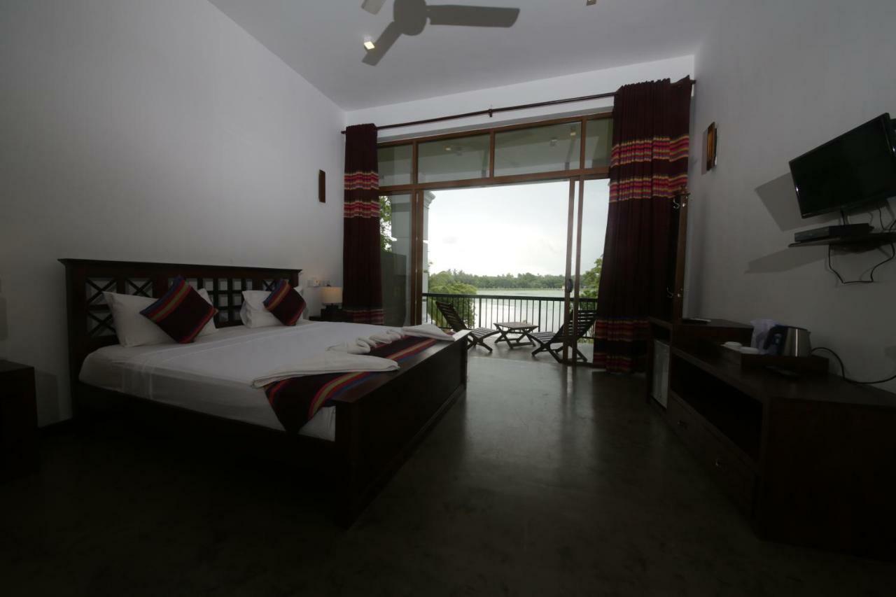 Diya Dahara Lake Resort Tissamaharama Extérieur photo