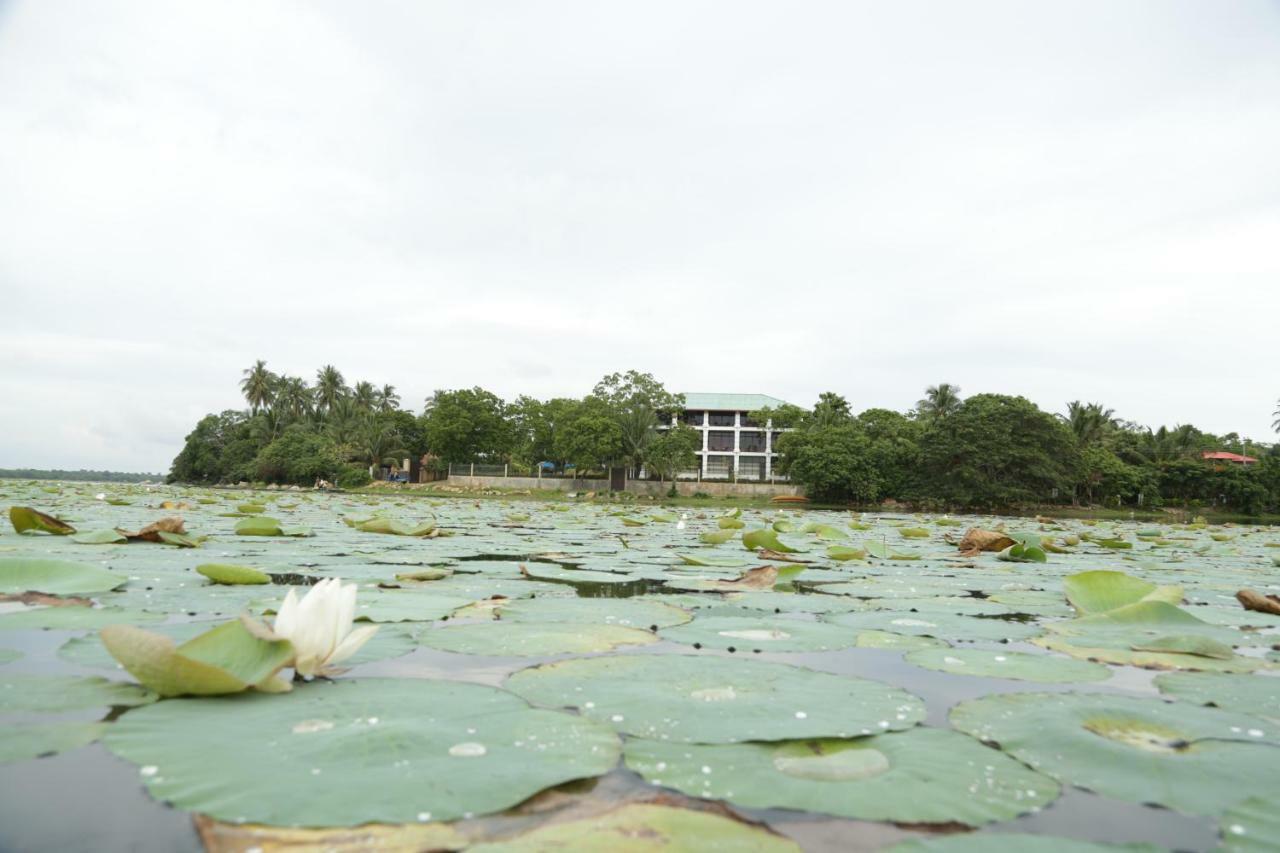 Diya Dahara Lake Resort Tissamaharama Extérieur photo